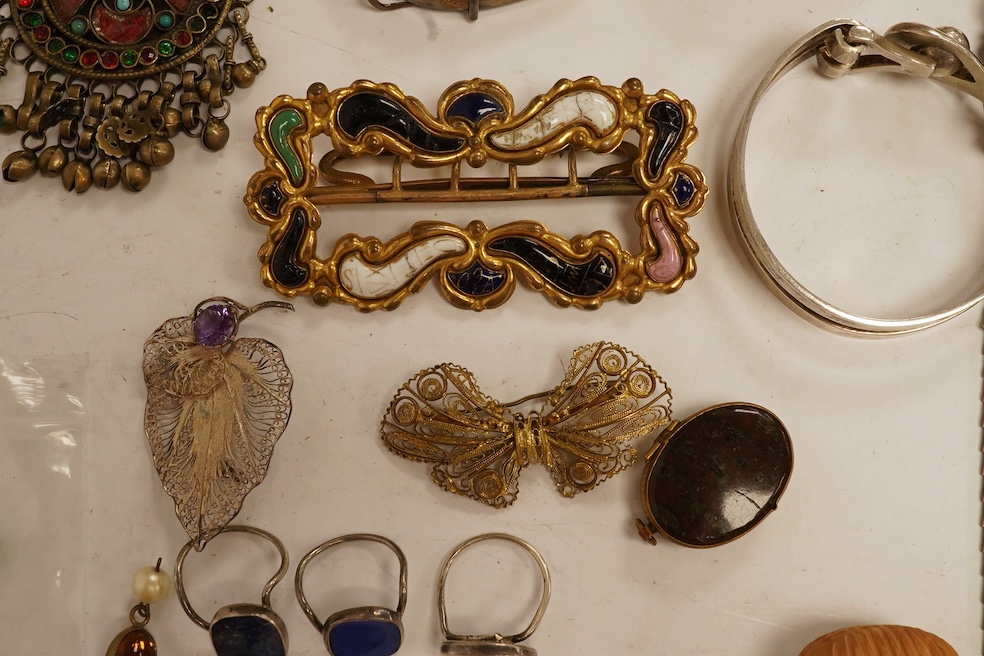 A quantity of assorted costume jewellery including an unmounted synthetic emerald, a white metal filigree bracelet, etc. Condition - poor to fair